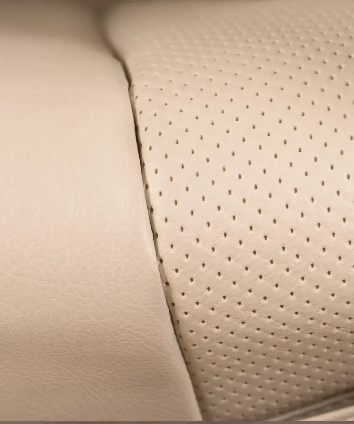 Fujiiryoki JP-2000 beige massage chair seat design highlighting soft-touch leather, ergonomic comfort and intelligent body detection.