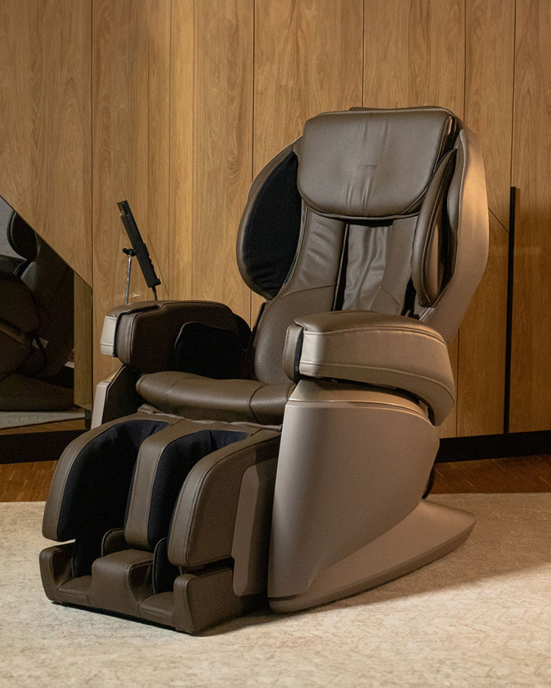 Fujiiryoki JP-2000 luxury massage chair designed for full-body therapeutic massage